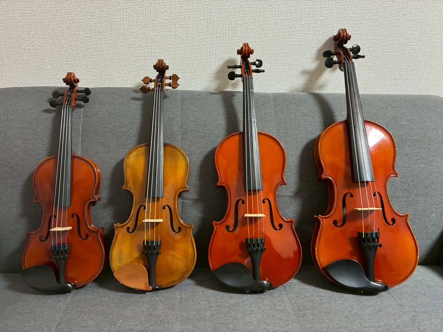 様々なサイズのヴァイオリン